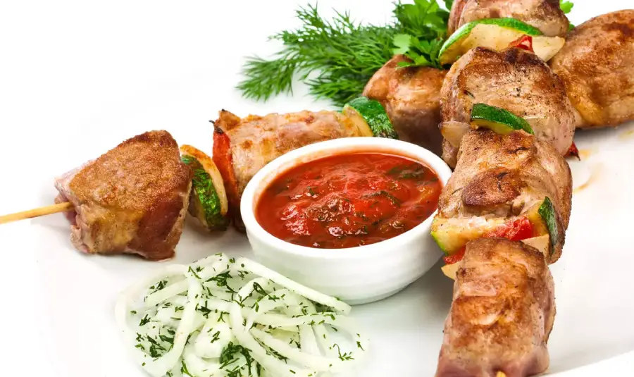 Receta para preparar Brochetas a la cerveza con chutney de tomate