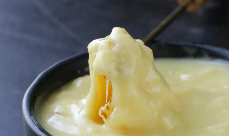 Receta para preparar Fondue con Guinness y queso cheddar