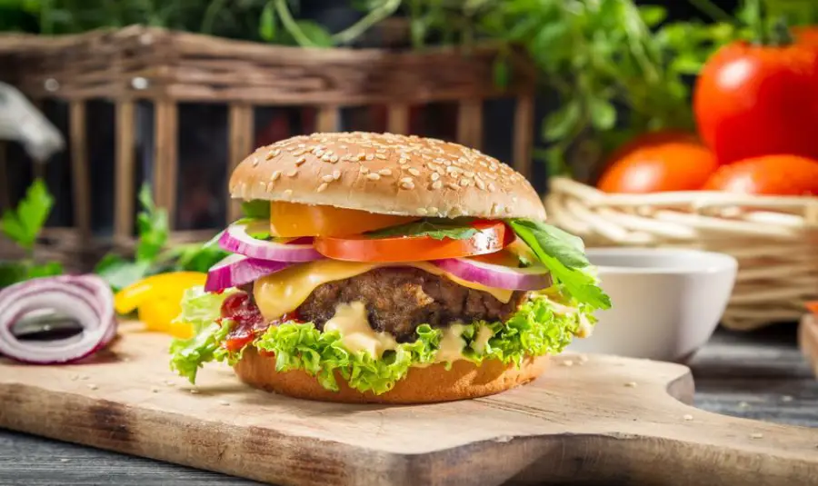 Receta para preparar Hamburguesa de ternera con olivas negras y gambas
