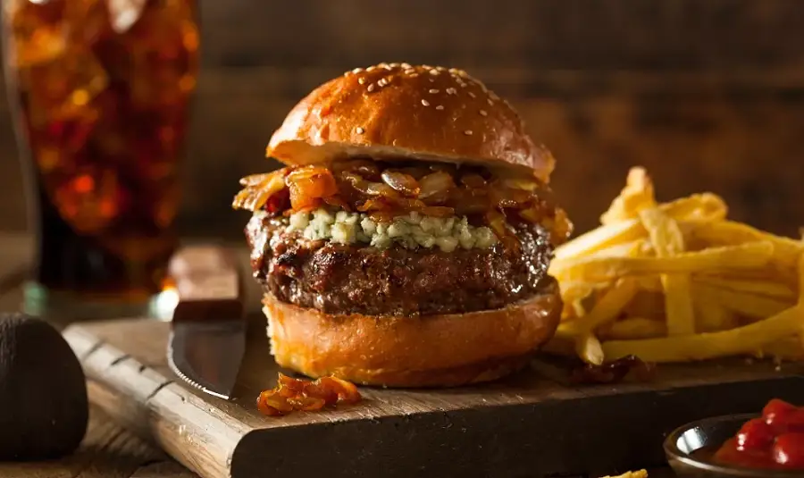 Receta para preparar Hamburguesas de ternera con alcachofas y cebollas al vino tinto