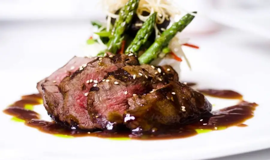 Receta para preparar Posta de ternera con cebolletas asadas y salsa de vino tinto